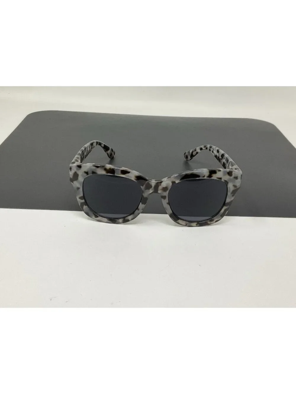 Peepers Center Stage Oversized Reading Sunglasses Gray Tortoise +1.50